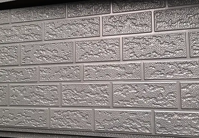Como o painel metálico em relevo pode melhorar as superfícies arquitetônicas modernas?