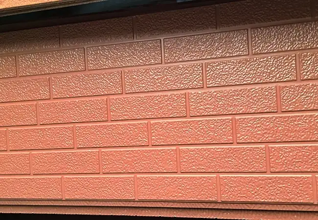 Placa suspensa esculpida na parede externa
