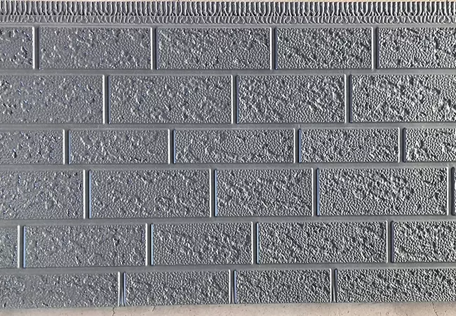Placa isolante em relevo metálico